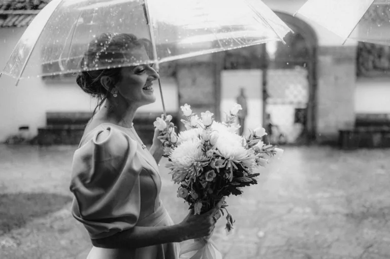 Nevěsta v dešti s kyticí